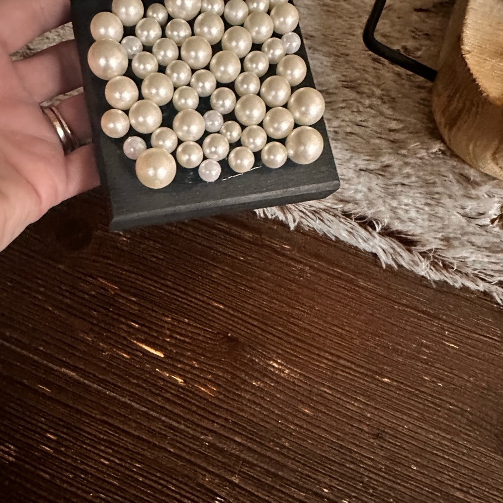 Hand crafted Pearl Cluster black wood trinket box - Picture 7 of 12